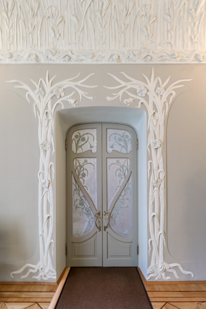Двери с травлением в "Травяной гостиной" в особняке Гильзе фан дер Пальса на Английской наб., 8-10. Фото А. Раскопина, 2021