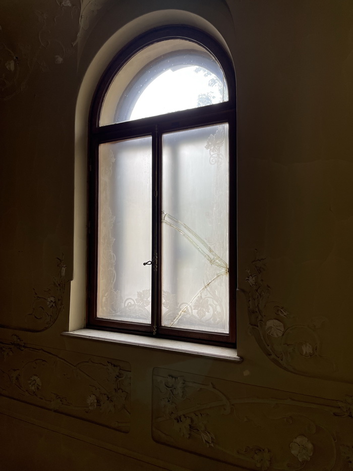 Окно с травлеными стеклами в особняке Гильзе фан дер Пальса в Петербурге на Английском пр., 8-10. Фото Никиты Андреева, 2016