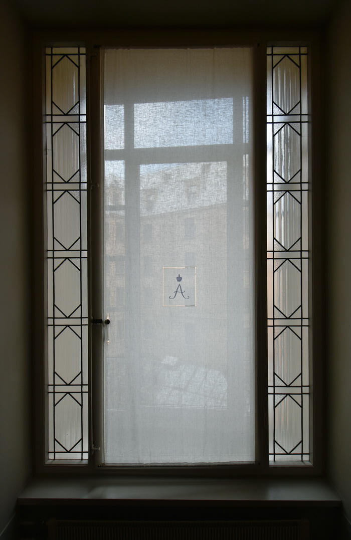 Витражное окно начала ХХ века на лестнице гостиницы "Астория" в Петербурге. Фото 2021