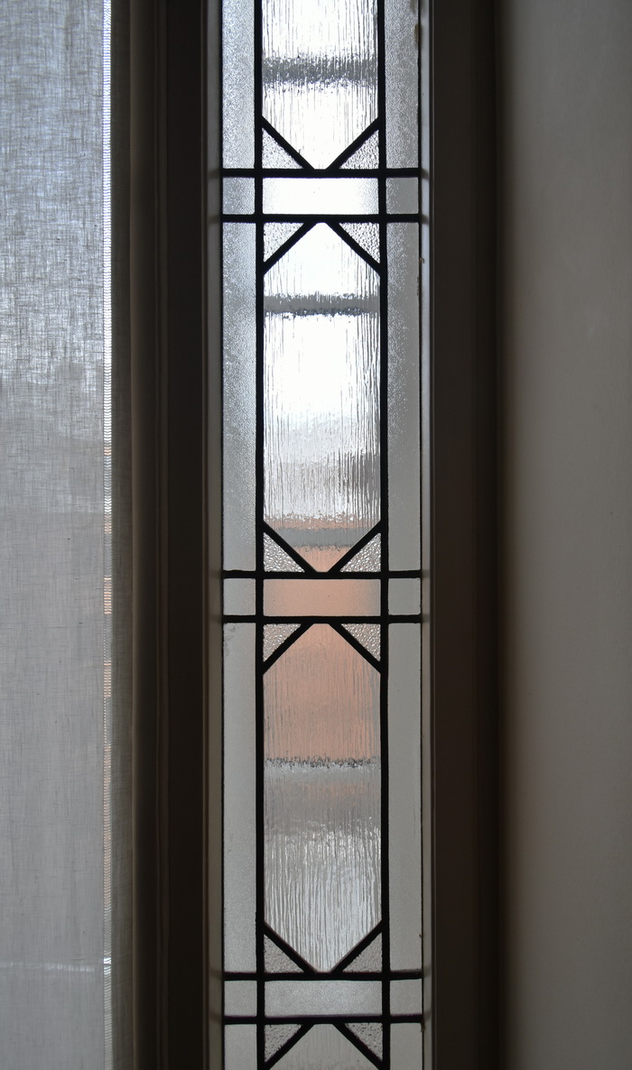 Витражное окно начала ХХ века на лестнице гостиницы "Астория" в Петербурге. Фото 2021