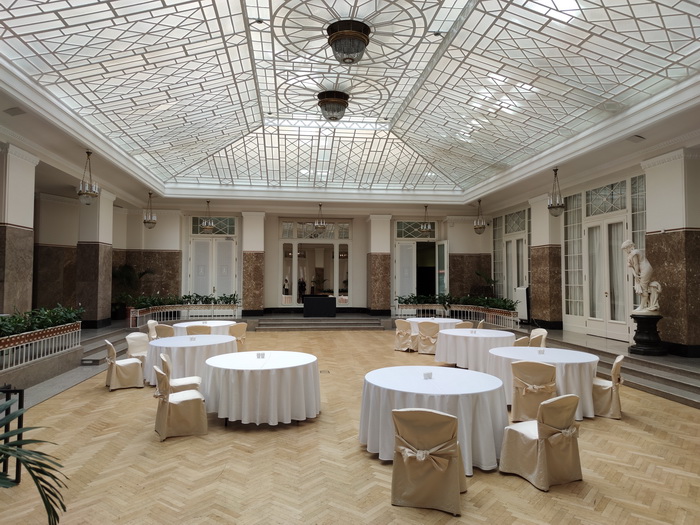 Стеклянный потолок начала ХХ века в банкетном зале гостиницы Астория в Петербурге. Фото 2021