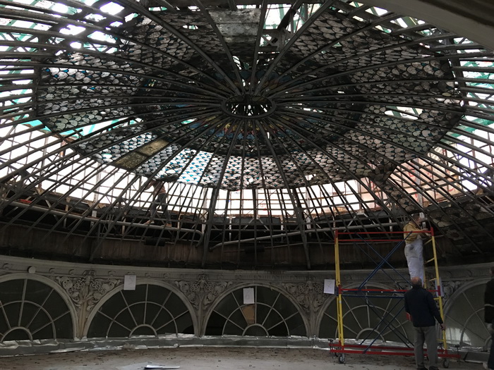 Витражный купол в здании Русского банка в С.-Петербурге на Большой Морской, 32 в процессе демонтажа. Фото 2018 Д. Нечаева.