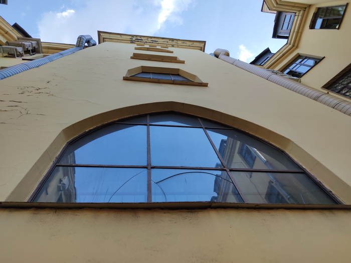 Витражи в Петербурге на Б. Морской, 35. Вид на окно 2-3 этажа снаружи.Фото 2021
