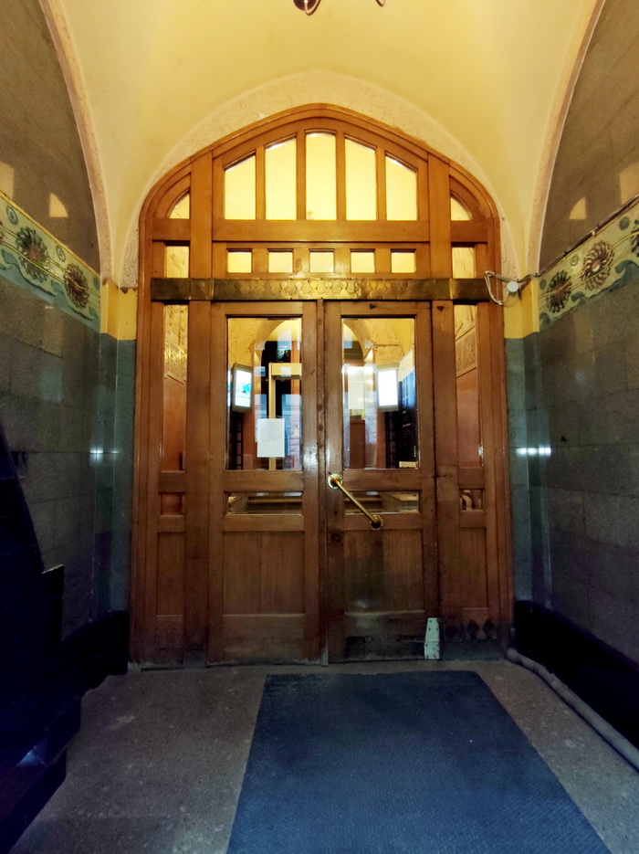 Двери дома страхового общества Россия в Петербурге на Большой Морской, 35. Фото 2021