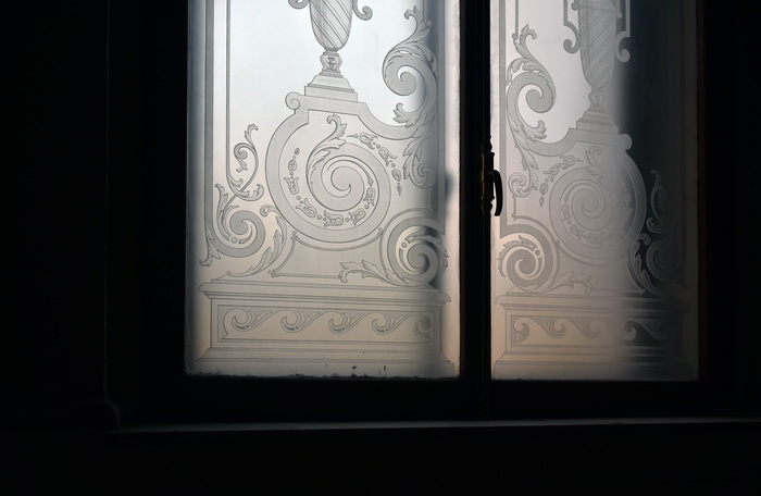 Окна с травлеными стеклами на Большой Морской, 37. Фото 2021
