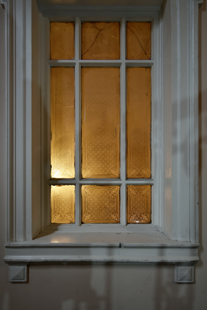 Окна с травлеными стеклами в доме страхового общества "Россия" на Большой Морской ул., 37, С.-Петербург. Фото 2021