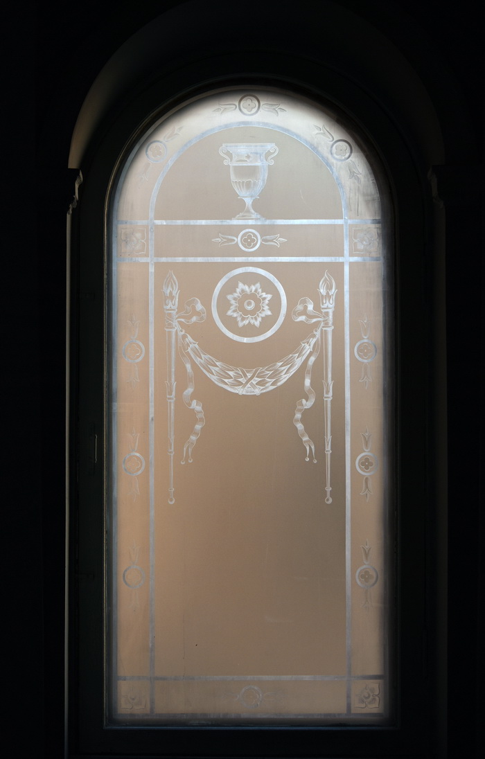 Декоративное остекление окон в особняке на Б.Морской, 43, Петербург. Фото 2020