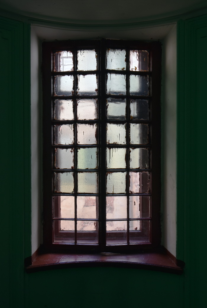 Декоративное остекление кафедральным стеклом окон флигеля во дворе особняка Набоковых в Петербурге по адресу Б.Морская, 47. Фото 2021 