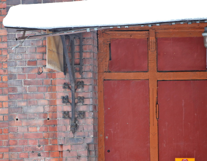 Ул. Егорова, д. 26. Наружная дверь до реставрации. Фото П. Г. Щедрина