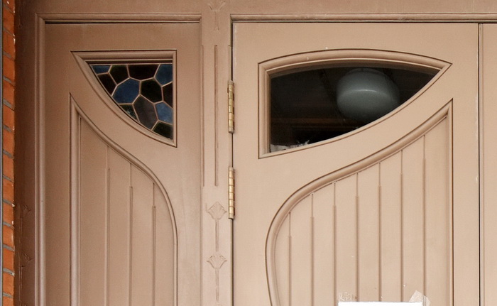 Ул. Егорова, д. 26. Наружная дверь с витражными вставками. Фото 2021
