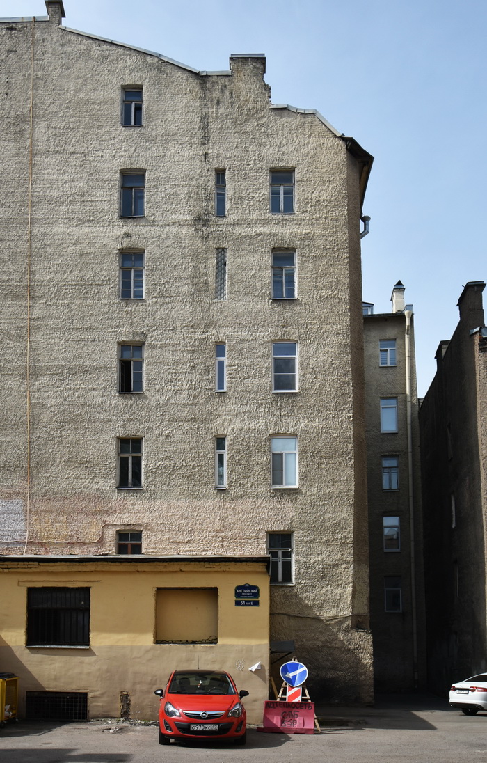Фасад дома со стеклоблоками Фальконье по адресу в Петербурге - Наб.р. Фонтанки, 179. Фото 2021