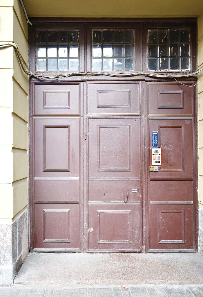 Дверь с фацетным витражом во фрамуге в доходном доме в Петербурге по адресу Гороховая ул., 64. Фото 2020