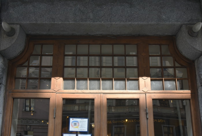 Фацетное остекление в петербургской архитектуре по адресу пер. Гривцова, 10. Фото 2020