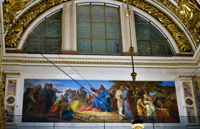 Полуциркульные люнеты с травлеными стеклами в Исаакиевском соборе в Петербурге. Фото 2021