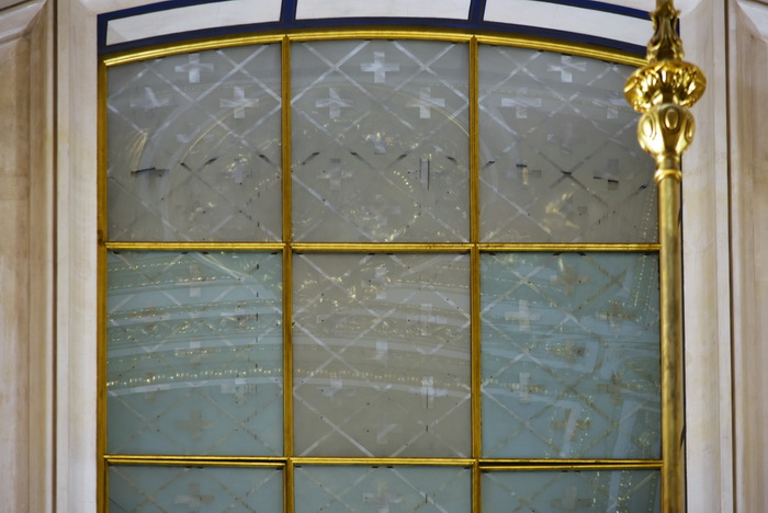 Полуциркульные люнеты с травлеными стеклами в Исаакиевском соборе в Петербурге. Фото 2021