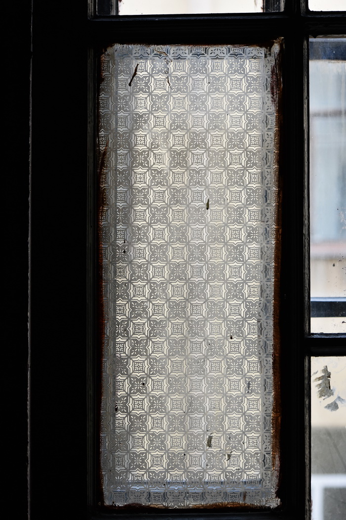 Муслиновые стекла в окнах доходного дома в Петербурге по адресу Клинский пр., 21. Фото 2020