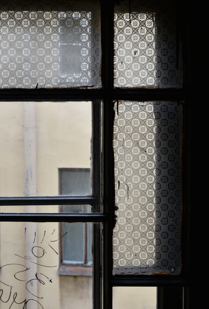 Муслиновые стекла в окнах доходного дома в Петербурге по адресу Клинский пр., 21. Фото 2020