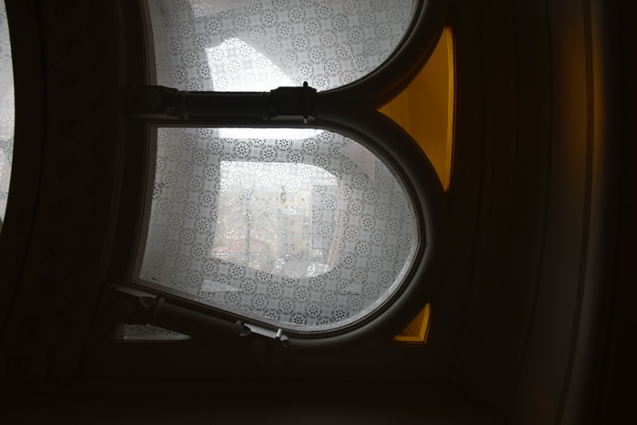 Окно в холле женской галереи Синагоги в С.-Петербурге, фото 2021
