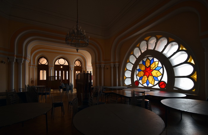 Окно с цветными и муслиновыми стеклами в холле женской галереи Синагоги в С.-Петербурге, фото 2021