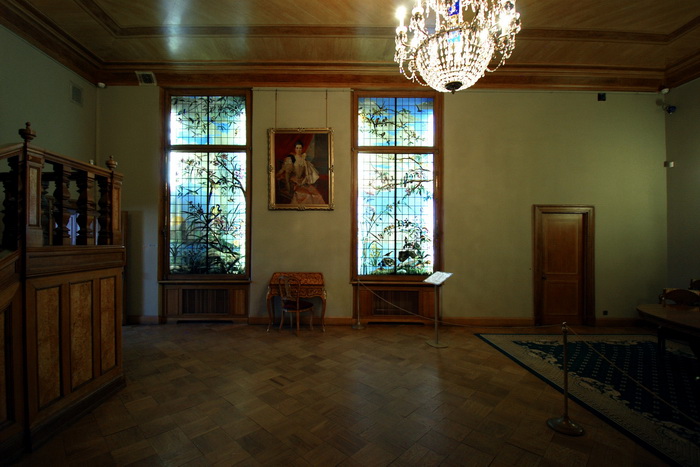 Витражи конца XIX в. в Секретарской комнате в Юсуповском дворце. Фото 2020