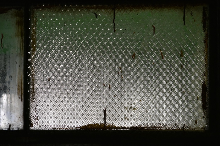 Декоративное стекло в наддверной фрамуге в доходном доме в Петербурге по адресу Подольская ул., 45. Фото 2020