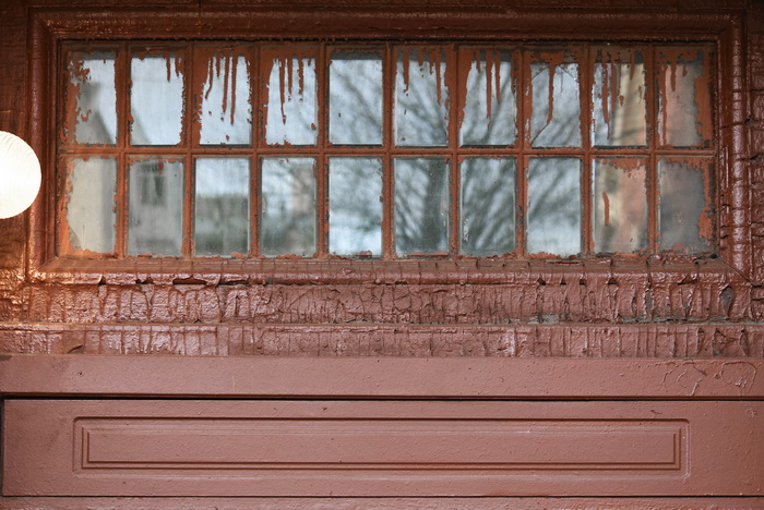 Наддверная фрамуга с фацетным витражом в доходном доме в Петербурге по адресу Подольская ул., 45. Фото 2020