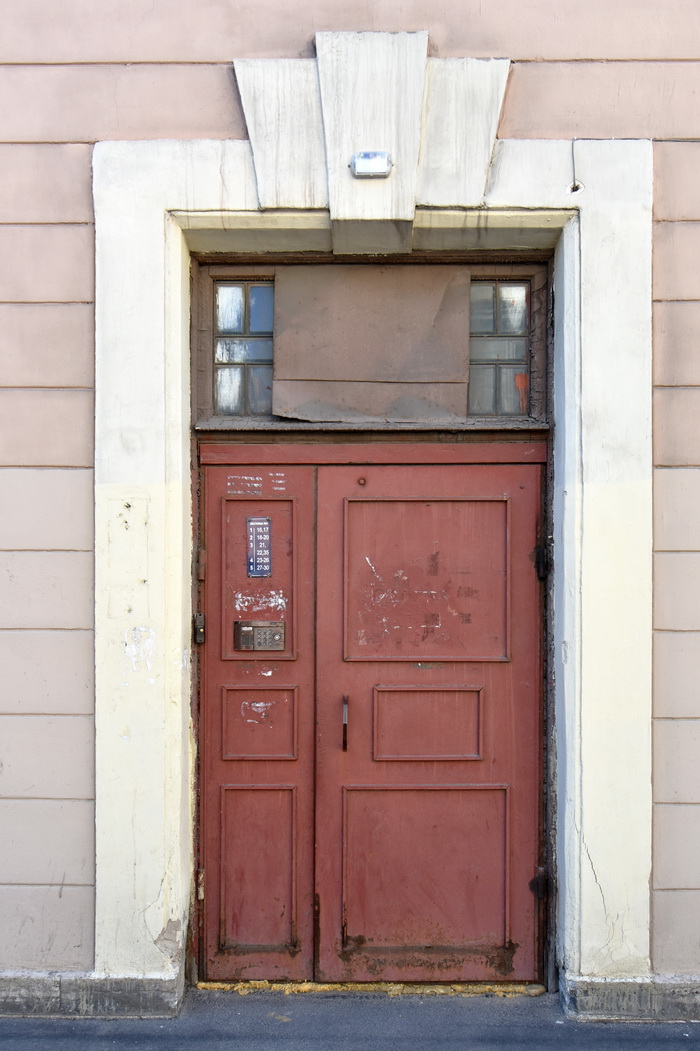 Парадная дверь в доходном доме И.С.Китнера в Петербурге по адресу Прядильный пер., 7\Фонтанки наб., 165. Фото 2021
