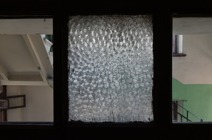 Межлестничное окно со стеклом Muranese в доходном доме в Петербурге по адресу наб. р. Пряжки, 40. Фото 2020