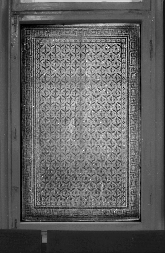 Окно с травленым стеклом в особняке М.В. Зива на Рижском пр., 29, С.-Петербург. Фото 1990-х из архива Т. В. Княжицкой