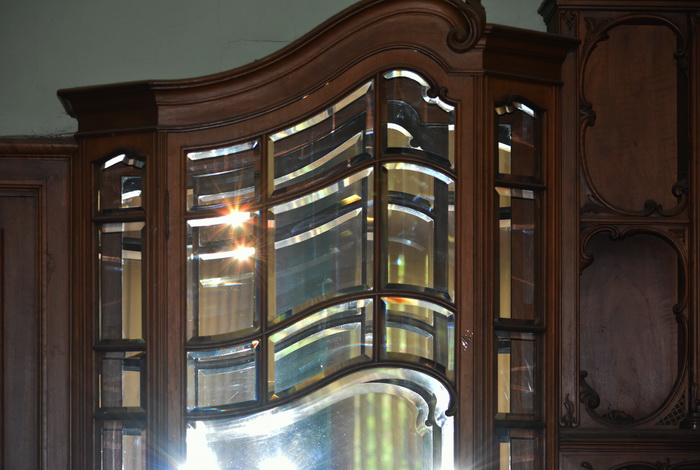Буфет с фацетными стеклами в особняке М.В. Зива на Рижском пр., 29, С.-Петербург. Фото 2021