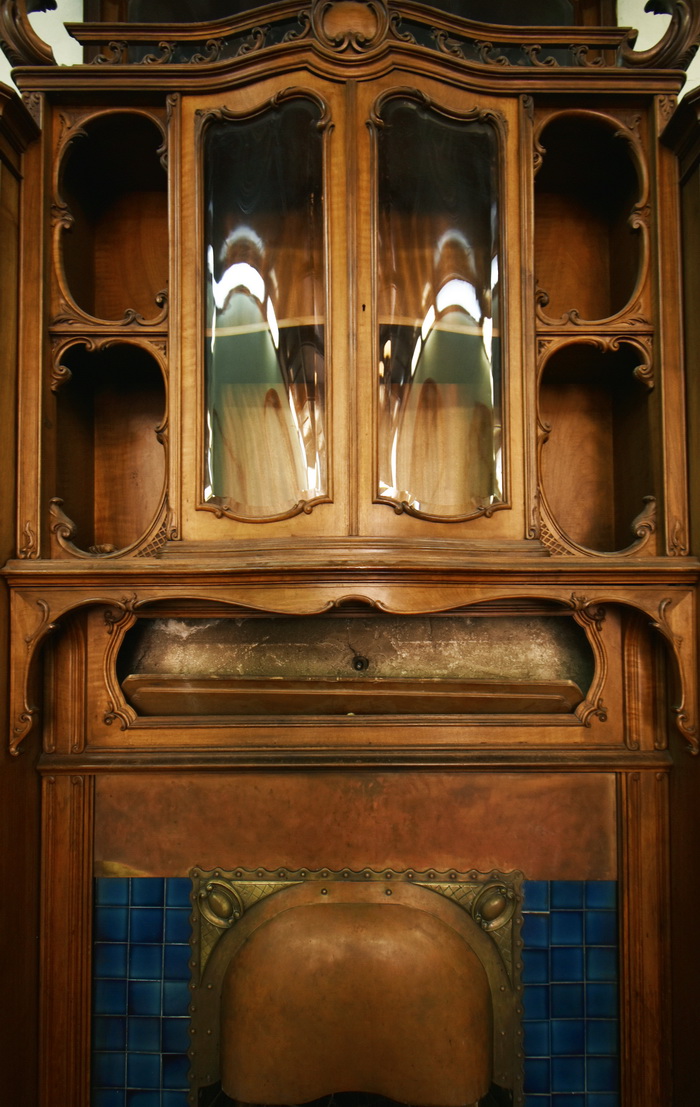 Буфет с фацетными стеклами в особняке М.В. Зива на Рижском пр., 29, С.-Петербург. Фото 2021