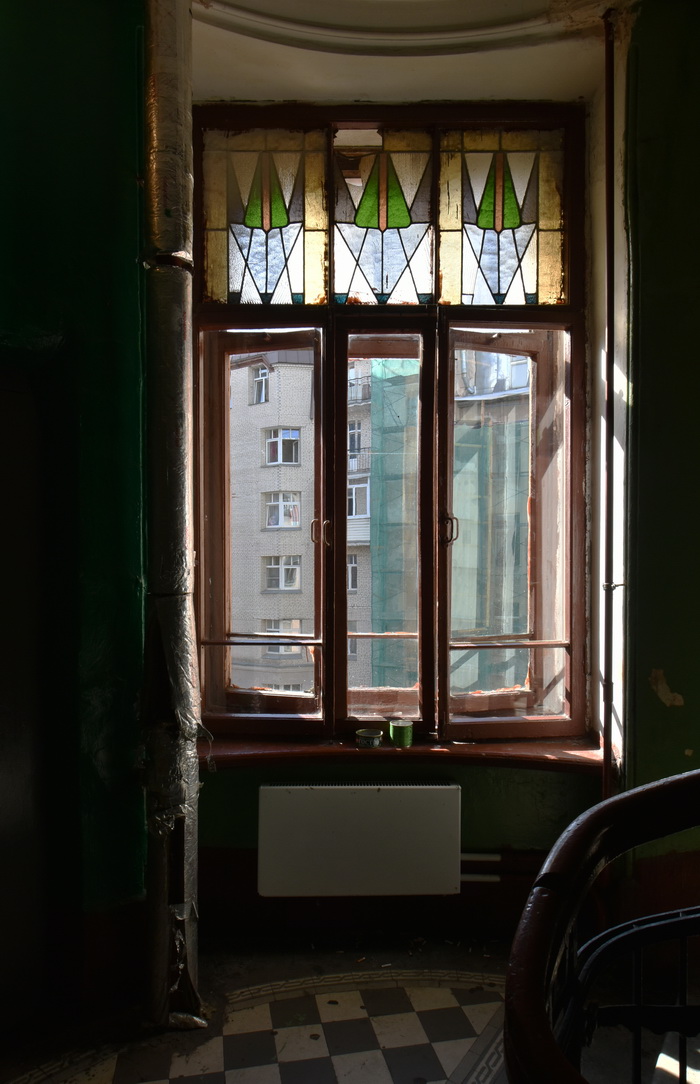 Витражи в доходном доме по адресу Рузовская ул., 19, С.-Петербург. Фото 2020