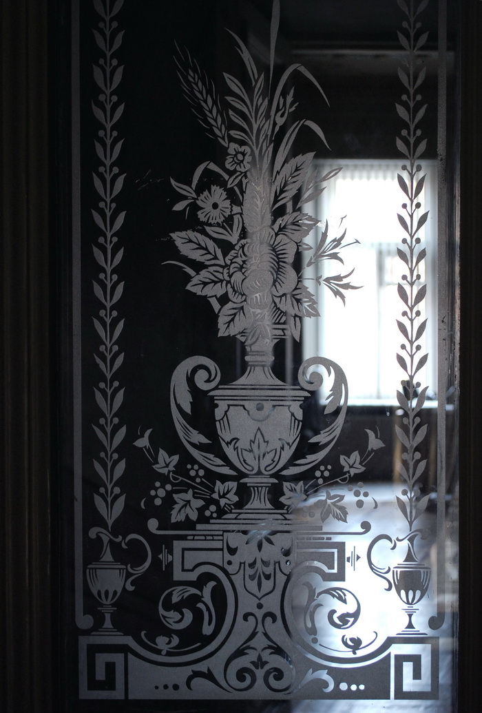 Травленые стекла в дверях особняка Г. П. Петрова по адресу Рузовская ул., 21, Петербург. Фото С. Васильева 2017
