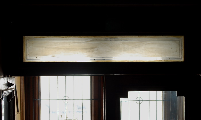 Травленые стекла в дверях особняка Г. П. Петрова по адресу Рузовская ул., 21, Петербург. Фото С. Васильева 2017