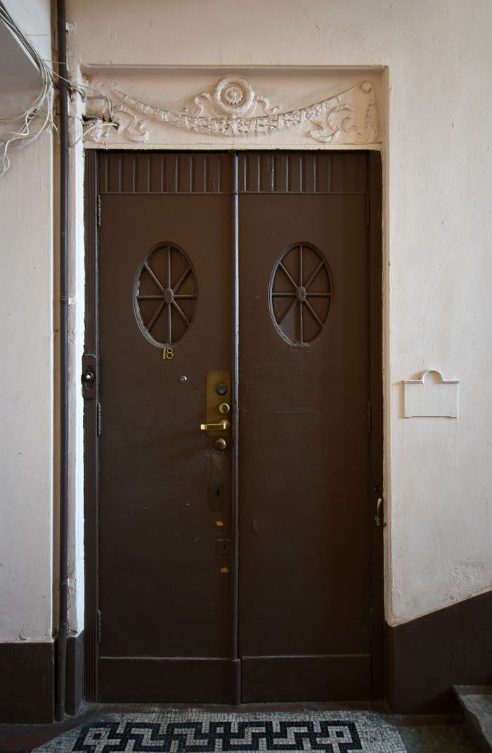 Фацетное остекление квартирной двери в Петербурге по адресу Рузовская ул., 9. Фото 2020