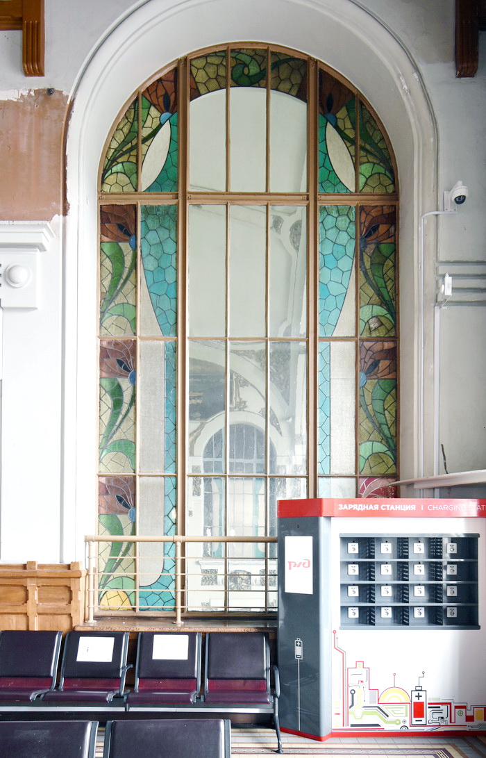 Витражи в здании Витебского вокзала в С.-Петербурге, Загородный пр., 52. Фото 2020