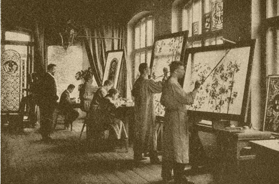 В витражной мастерской. Из издания: Артистическая мастерская для живописи на стекле Эрнеста Тоде, Рига, 1903