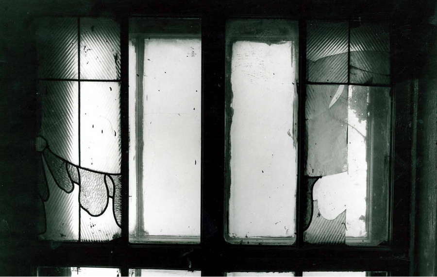 Остатки витражного полотна в окне лестницы на ул. Писарева, 5. Утрачен. Архив КГИОП. Фото В. А. Григорьева, 1991