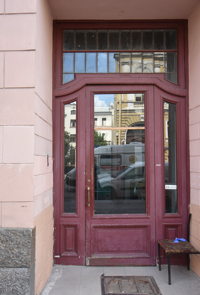Витражи в доходном доме в Петербурге по адресу 5-я Советская, 7-9. Фото 2020