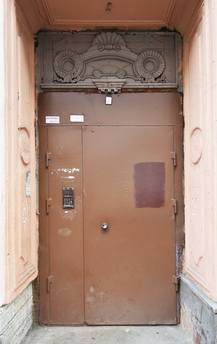 Витраж над дверью доходного дома в Петербурге по адресу 8-я Советская, 38. Фото 2020