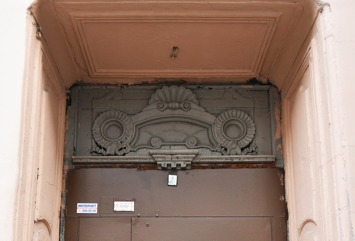Витраж над дверью доходного дома в Петербурге по адресу 8-я Советская, 38. Фото 2020