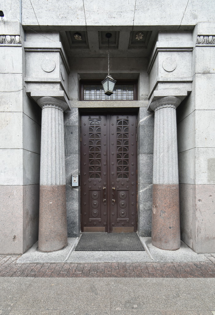 Витраж над входом в дом Корсаковых в Петербурге на Большой Конюшенной, 17. Фото 2023