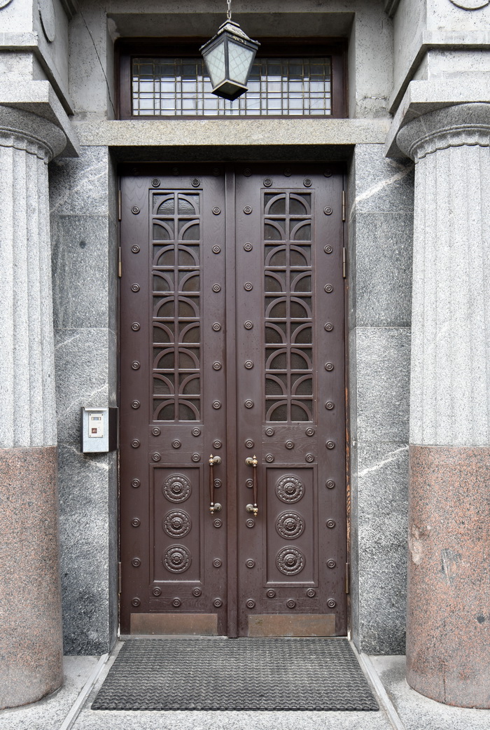Витраж над входом в дом Корсаковых в Петербурге на Большой Конюшенной, 17. Фото 2023