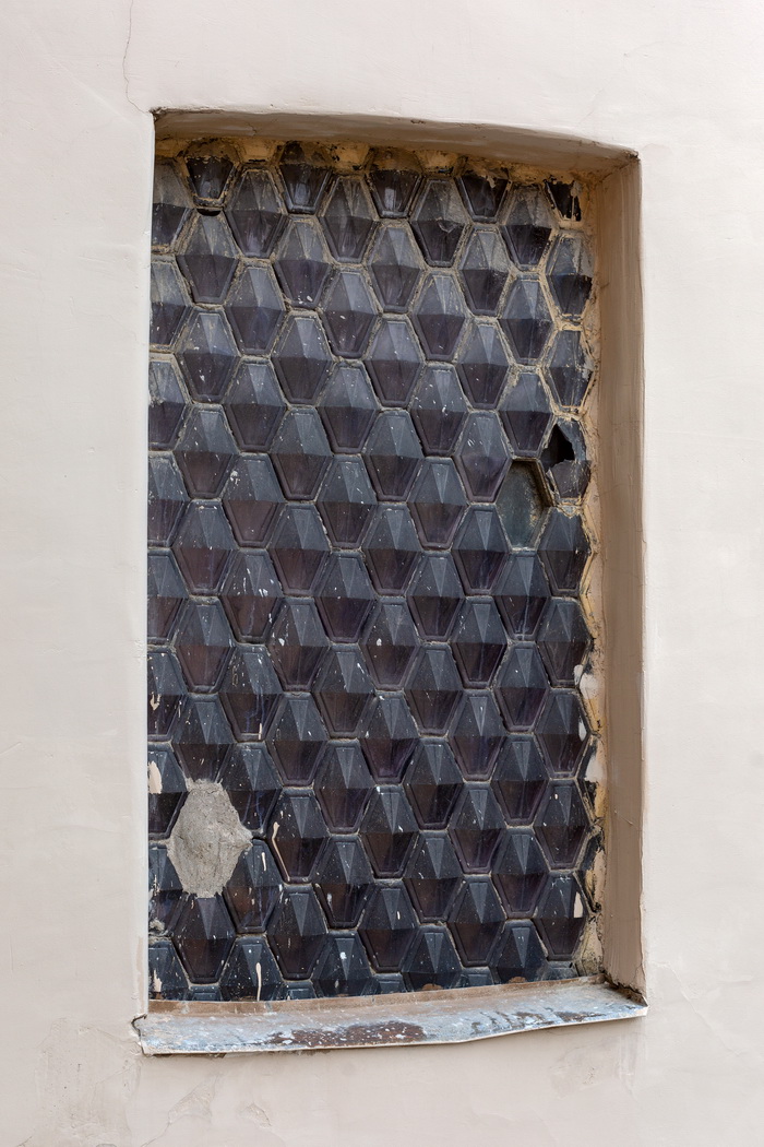 Окно со стеклоблоками Фальконье в С.-Петербурге на Б. Конюшенной, 9. Фото 2020