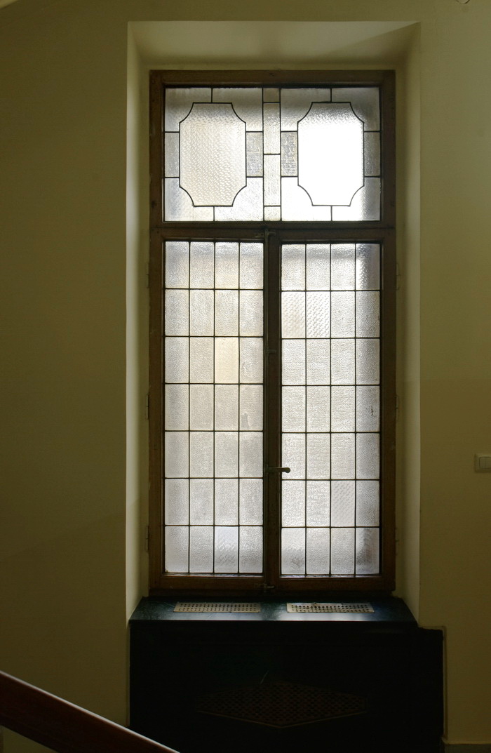 Окна с витражами в здании Азовско-Донского банка в Петербурге на Большой Морской ул., 3-5. Фото 2022