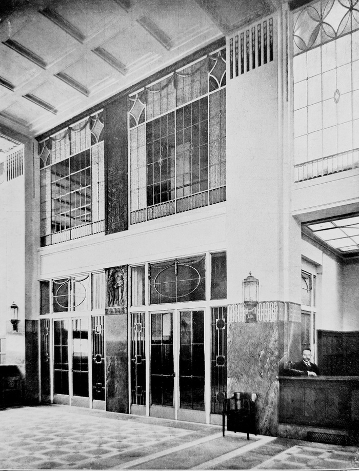 Витражи в Операционном зале Азовско-Донского банка в С.-Петербурге на Большой Морской, 3-5. Фото 1909