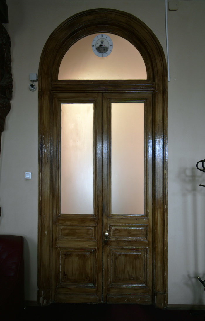Двери с матовыми стеклами в особняке в С.-Петербурге по адресу ул. Большая Морская, 59. Фото 2023