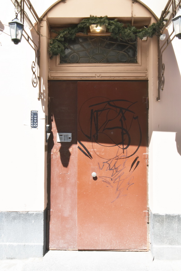 Витраж начала ХХ в. над дверью по адресу Басков пер, 6 - ул. Маяковского, 23. Фото 2020