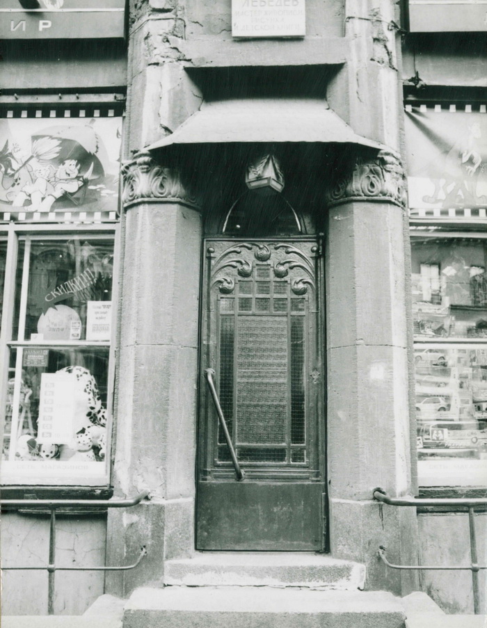 Дверь в доходном доме в Петербурге по адресу ул. Белинского, 11. Фото из архива КГИОП, С. А. Шмидт, 2002