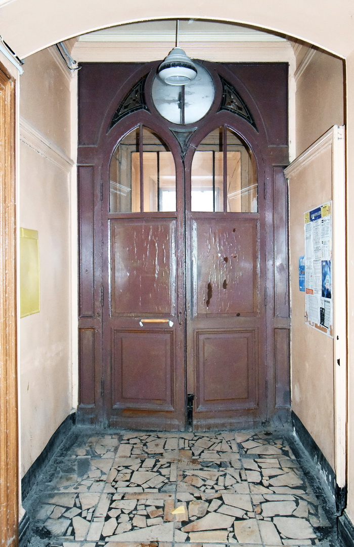 Дверь с витражом в стиле псевдоготики в С.-Петербурге по адресу ул. Чайковского, 44. Фото 2020
